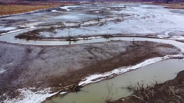 マディ リバー 汚れた環境 干ばつした場所で激しい川 汚染された自然の背景 エアリアルビュー — ストック動画