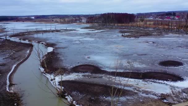 生态处于危险之中 肮脏的湖水污染了农村 生态灾难 环境问题 空中景观 — 图库视频影像