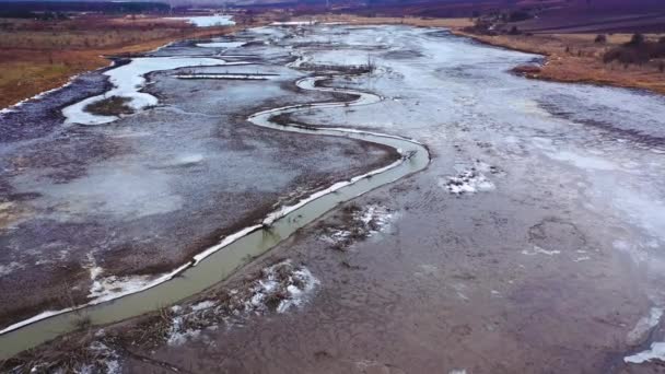 Wąska Brudna Rzeka Problemy Ekologiczne Wodą Suszone Miejsce Strumieniem Błotnistą — Wideo stockowe