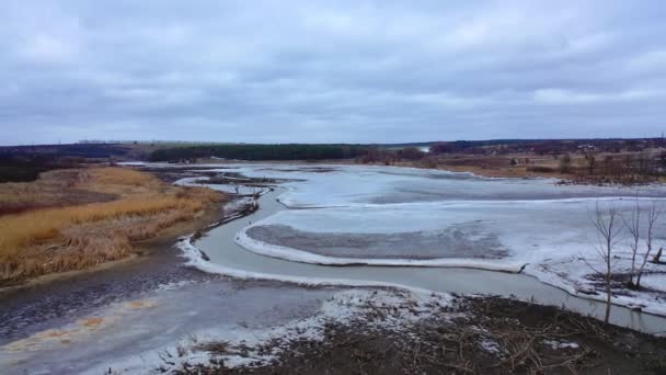 环境问题 冰冻的河流在大自然肮脏的背景上 春景的阴郁气氛 — 图库视频影像