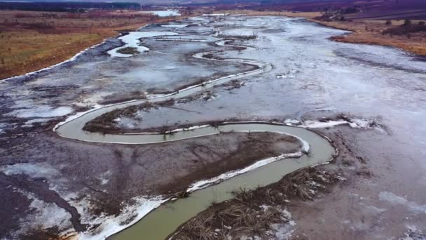 泥だらけの場所の拷問的な川 水に関する生態学的問題 地球温暖化 乾燥した川からの狭い流れ 自然が危険にさらされている 上からの眺め — ストック動画