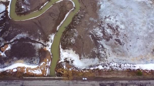 肮脏的背景 肮脏的溪流 生态处于危险之中 被污染的河流在干燥的地方 水的消失 空中景观 — 图库视频影像
