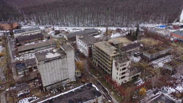 損傷した工場 見捨てられた建物の古い工場 軍事行動の後に荒廃した場所 上からの眺め — ストック動画