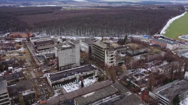 放棄された工場の広大な領域 破壊のための古い工業ビル 自然の背景にある荒廃した工業地帯 エアリアルビュー — ストック動画