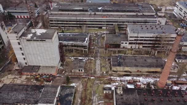 Verlassene Industriebauten Zum Abriss Zerstörte Produktionsgebäude Mit Einem Alten Ziegelrohr — Stockvideo