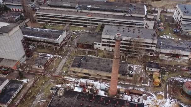 旧工业区 建筑物被毁 空无一人的废弃工厂 建有砖楼 大的老企业 顶部视图 — 图库视频影像