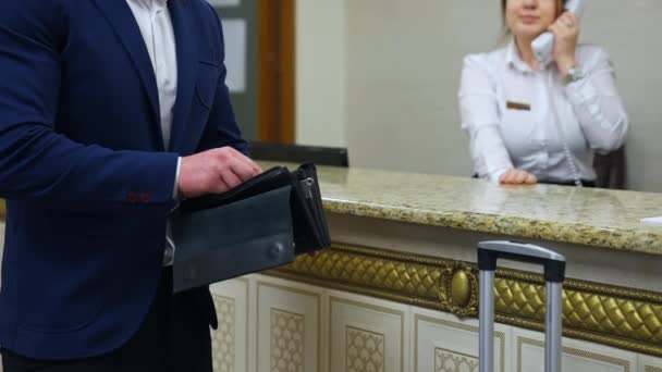 Mężczyzna Recepcji Hotelu Biznesmen Garniturze Torebką Rękach Szukający Karty Pokoju — Wideo stockowe