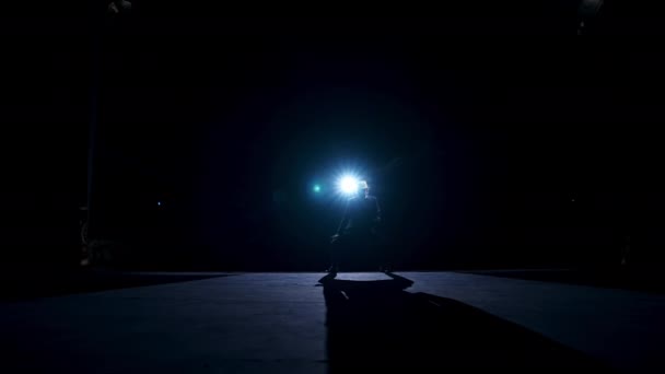 Силует Танцюриста Русі Виконавець Танцює Сцені Проти Прожекторів Темному Тлі — стокове відео