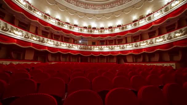 Teatro Clásico Dentro Filas Sillas Vacías Terciopelo Rojo Ópera Hermosa — Vídeo de stock