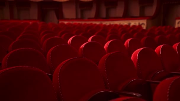 红色椅子的背景 一排排舒适的椅子 没有人在剧场大厅里 有红色天鹅绒座位的空礼堂 后续行动 — 图库视频影像