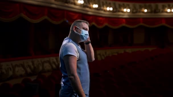 Orvosi Maszkos Színész Színházban Ember Színpadon Próbál Leveszi Védőmaszkot Miközben — Stock videók