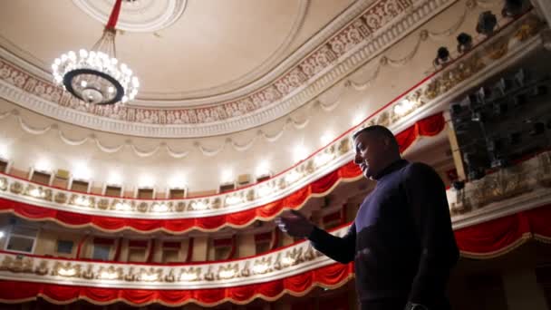 Άνθρωπος Δίνει Συνέντευξη Στην Όπερα Μεσήλικας Ηθοποιός Που Μιλάει Κάποιον — Αρχείο Βίντεο