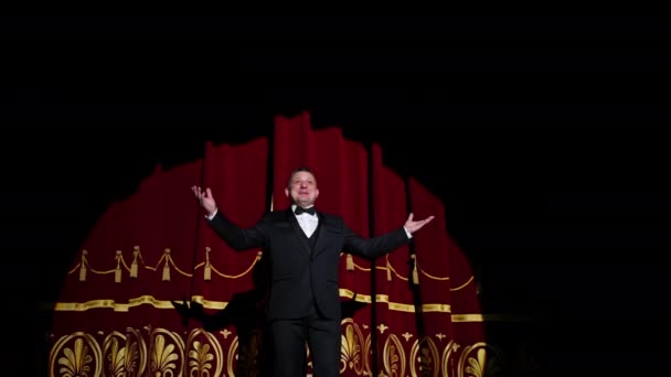 Tiyatro Sahnesi Kostümlü Bir Adam Sahneye Çıkıyor Performansı Karanlık Arka — Stok video