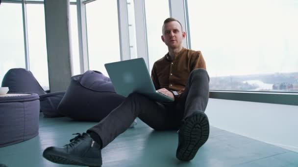 Hombre Negocios Relajado Una Oficina Moderna Joven Está Sentado Suelo — Vídeo de stock