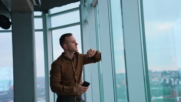 Seriös Affärsman Som Tittar Genom Fönstret Tänksam Ung Man Väntar — Stockvideo