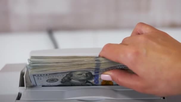 Equipamento Eletrônico Para Contagem Papel Moeda Trabalhador Bancário Colocando Pacote — Vídeo de Stock