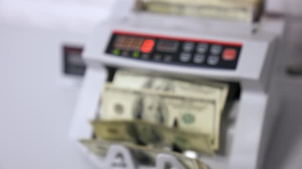 计算美元的钞票 有100美元钞票的提款机 女性的手拿着一包美国国家纸币 财务概念 模糊的背景 — 图库视频影像