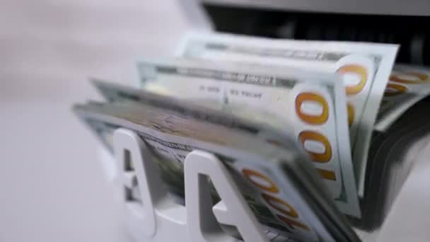 Automatische Berechnung Von Papiergeld Detaillierte Ansicht Der Dollar Banknoten Automaten — Stockvideo