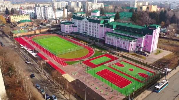 Estadios Verdes Rojos Cerca Del Edificio Moderno Campos Modernos Aire — Vídeo de stock
