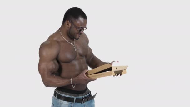 Czarnoskóry Sportowiec Pizzą Muskularny Afrykanin Okularach Bez Koszuli Trzymający Pudełko — Wideo stockowe