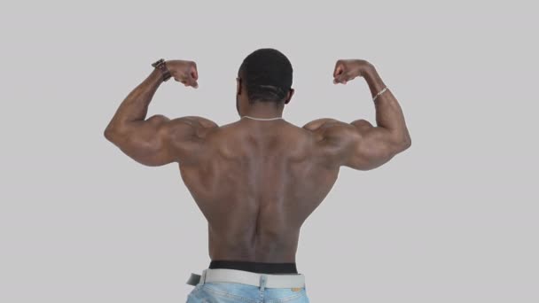 선수의 셔츠가없는 아프리카계 미국인 스포츠맨은 흰색에 자신의 보여줍니다 — 비디오