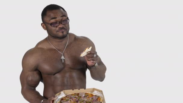 Schwarzer Mann Isst Gern Pizza Porträt Eines Muskelsportlers Mit Schwarzer — Stockvideo