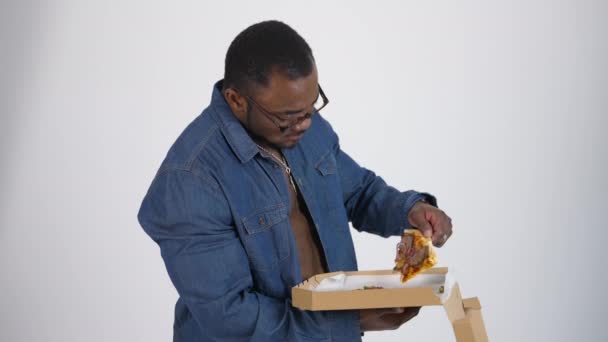 Nero Con Pizza Studio Uomo Afroamericano Occhiali Camicia Blu Mangiare — Video Stock