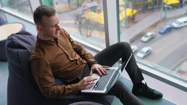 Ofiste Pencerenin Yanında Yakışıklı Bir Adamı Kahverengi Gömlekli Pantolonlu Genç — Stok video