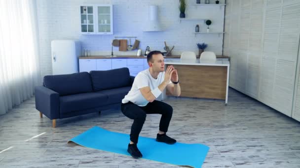 Jongeman Die Thuis Een Fitnessmat Traint Actieve Man Wit Shirt — Stockvideo