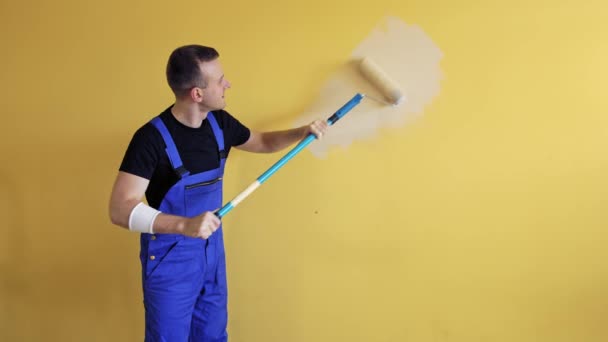 Ristrutturazioni Camere Casa Pittore Uomo Inizia Dipingere Muro Con Rullo — Video Stock