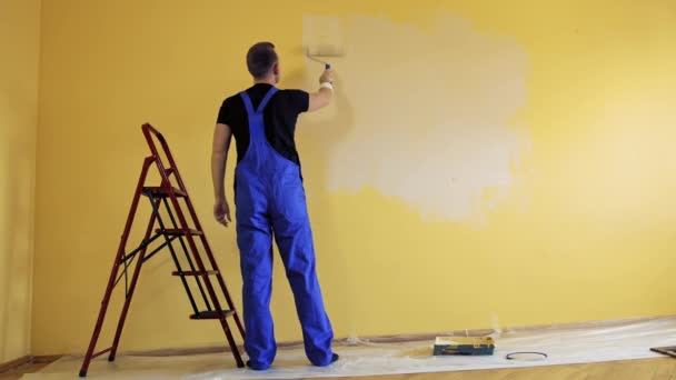 Kamerdecoratie Met Nieuwe Kleur Professionele Werker Blauwe Overalls Schilderen Muur — Stockvideo