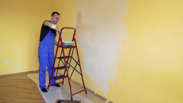 Hombre Joven Overoles Renovando Habitación Casa Trabajador Pintor Usando Rodillo — Vídeos de Stock
