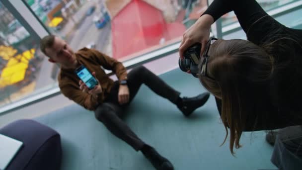 Fotografování Kanceláři Ženská Fotografka Fotografující Obchodníka Sedícího Podlaze Mobilním Telefonem — Stock video