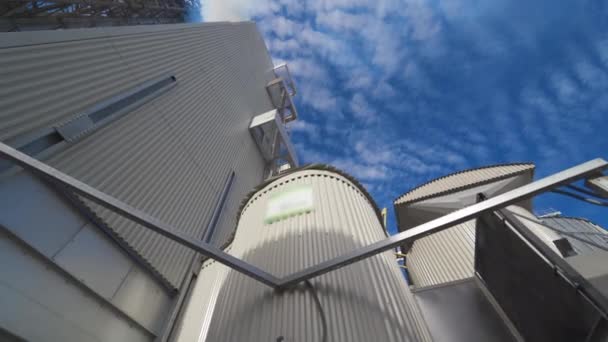 工業プラントの金属構造 青空に穀物を貯蔵し処理するための近代的な農業複合体の産業機器 — ストック動画