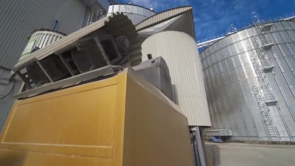 大型工业厂房 具有加工农作物的专用设备 农业工厂的工业炉 谷物烘干机农场外围 — 图库视频影像