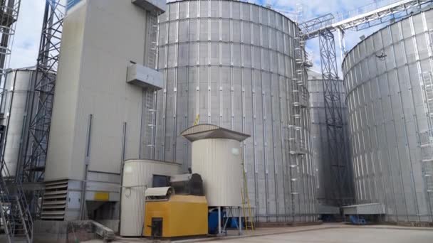 在现代工业之外 储存和加工农产品的大型谷物升降机 工厂的创新机库 — 图库视频影像