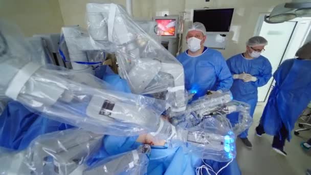 Cirurgia Com Equipamento Robótico Equipe Médica Observando Operação Robô Médico — Vídeo de Stock