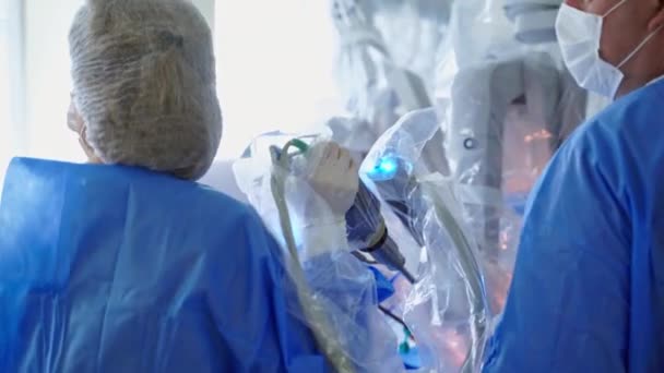 Медичні Фахівці Керуються Робототехнічною Системою Вид Спереду Лікарів Виконує Операцію — стокове відео