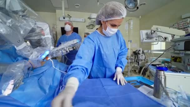 Sala Operacyjna Nowoczesnym Sprzętem Operacja Robotem Medycznym Klinice Asystent Przygotowuje — Wideo stockowe