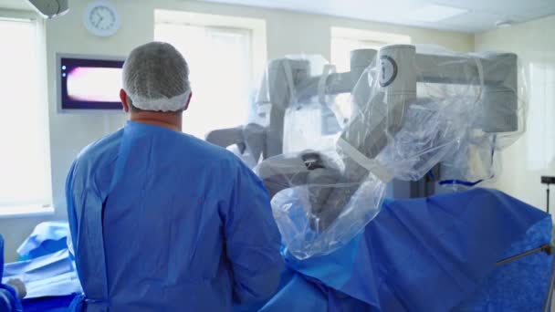 Привіт Технологічне Обладнання Сучасній Хірургічній Кімнаті Вид Ззаду Хірурга Біля — стокове відео