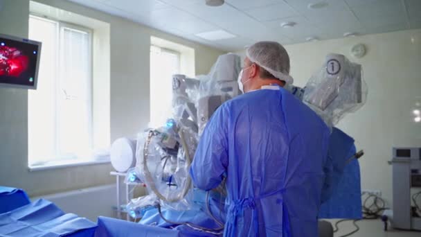Artsen Voeren Chirurgie Met Behulp Van Robotachtige Medische Apparatuur Monitor — Stockvideo