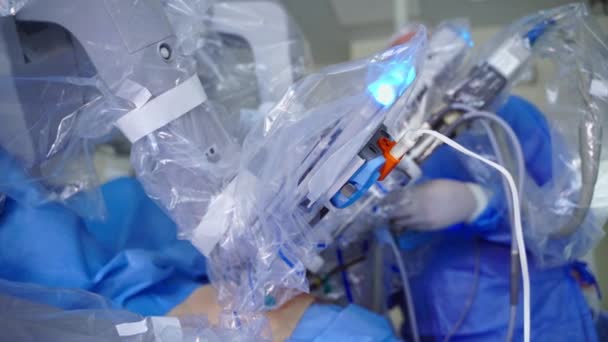 手術中の医療機器のロボットアーム 近代的なクリニックで自動化されたロボットシステム クローズアップ 医学における新しい技術 — ストック動画