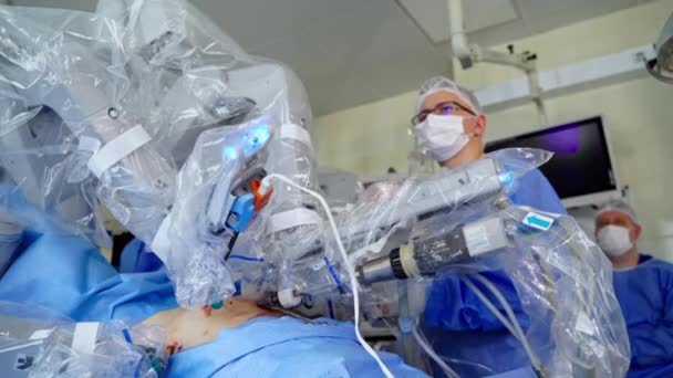 Robotarmen Bij Patiënten Tijdens Operatie Futuristische Medische Apparatuur Operatiekamer Chirurg — Stockvideo