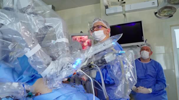 Operação Médica Envolvendo Robô Cirurgia Robótica Minimamente Invasiva Cirurgião Realizar — Vídeo de Stock
