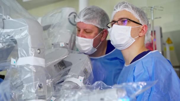 Cirujanos Cerca Máquina Robótica Médicos Profesionales Máscara Realizan Una Cirugía — Vídeo de stock
