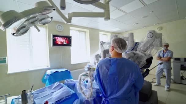 Λειτουργική Διαδικασία Στην Οθόνη Κατά Ρομποτική Χειρουργική Γιατρός Κοντά Στο — Αρχείο Βίντεο