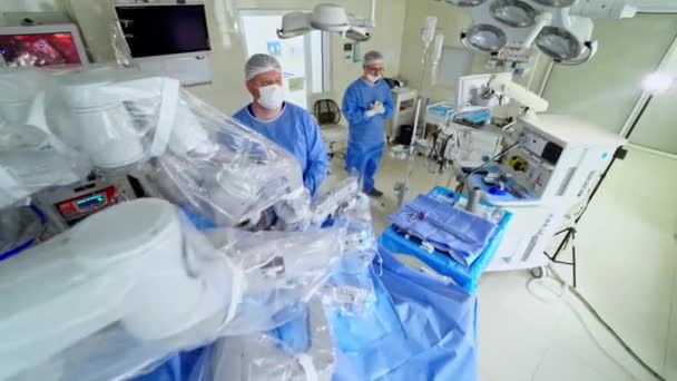 Sala Cirúrgica Com Equipamento Robótico Doutores Profissionais Conduzem Uma Operação — Vídeo de Stock