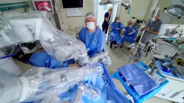 Сучасна Медицина Команда Хірургів Використовує Медичну Роботизовану Систему Операції Лікування — стокове відео