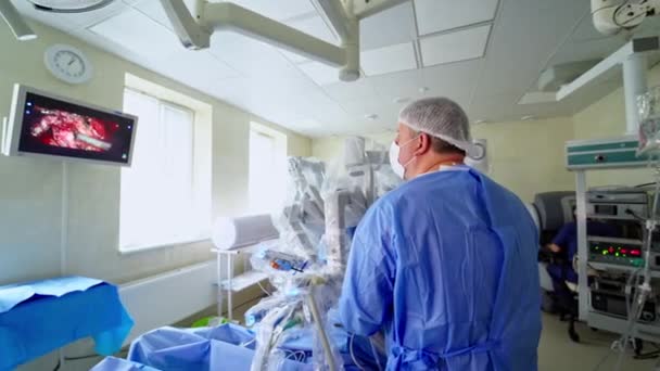 Γιατρός Κάνει Μια Μικροχειρουργική Χειρουργός Κοιτάζει Στην Οθόνη Ενώ Κάνει — Αρχείο Βίντεο