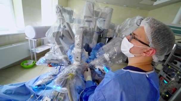 Cirugía Moderna Por Robot Médico Doctor Cerca Los Brazos Quirúrgicos — Vídeos de Stock